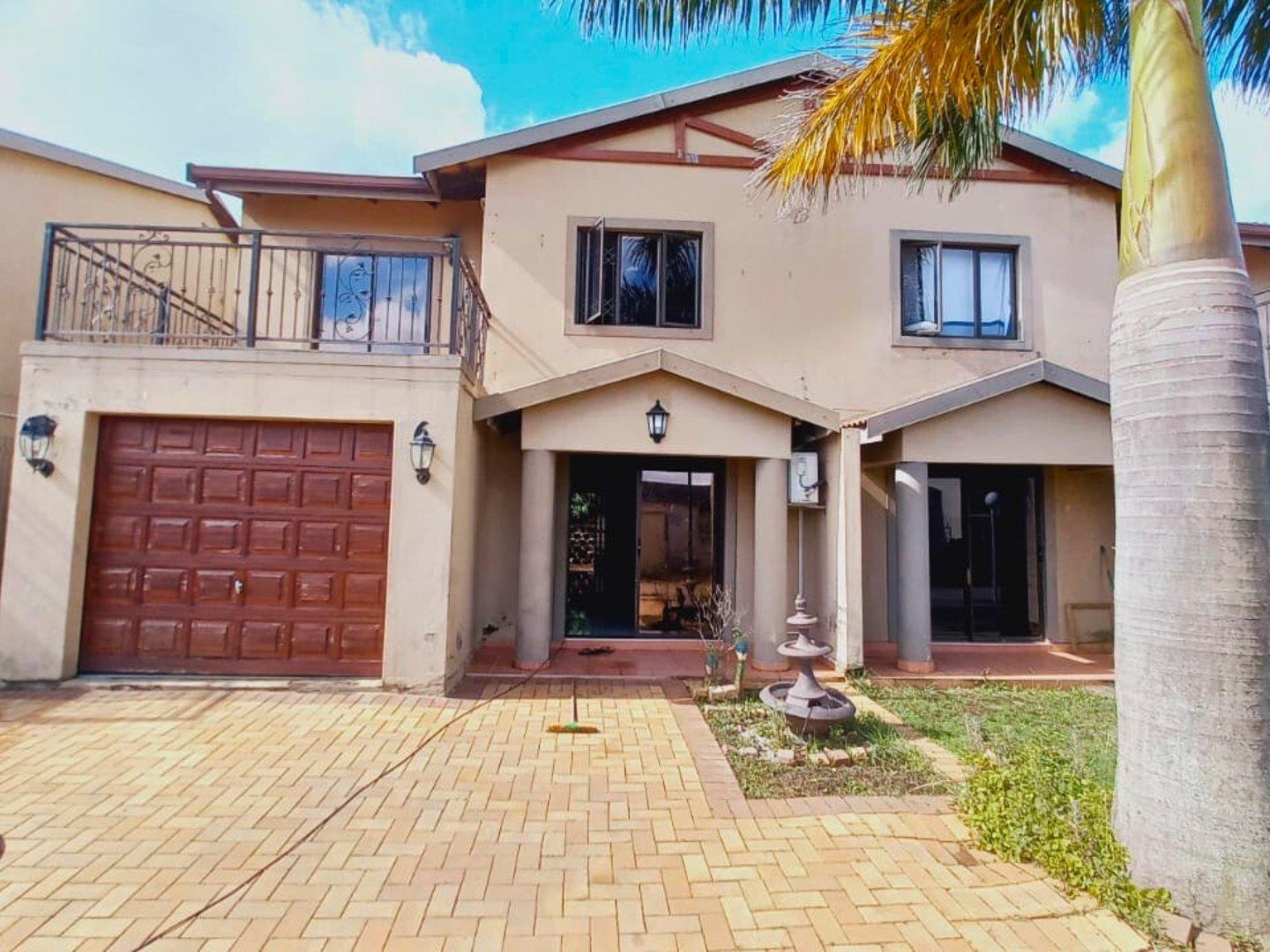 3 Bedroom Townhouse for sale in Sunford P24113857039