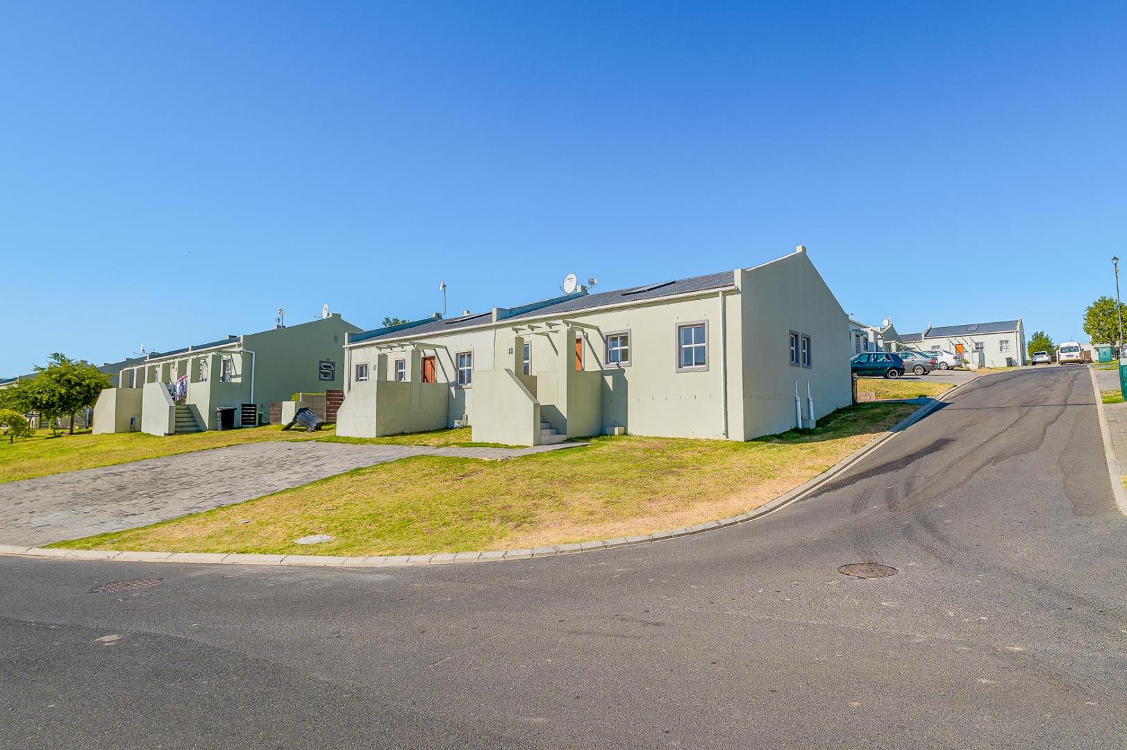 4 Bedroom House for sale in Mt. Simon Estate 18 Alberta Costa Way