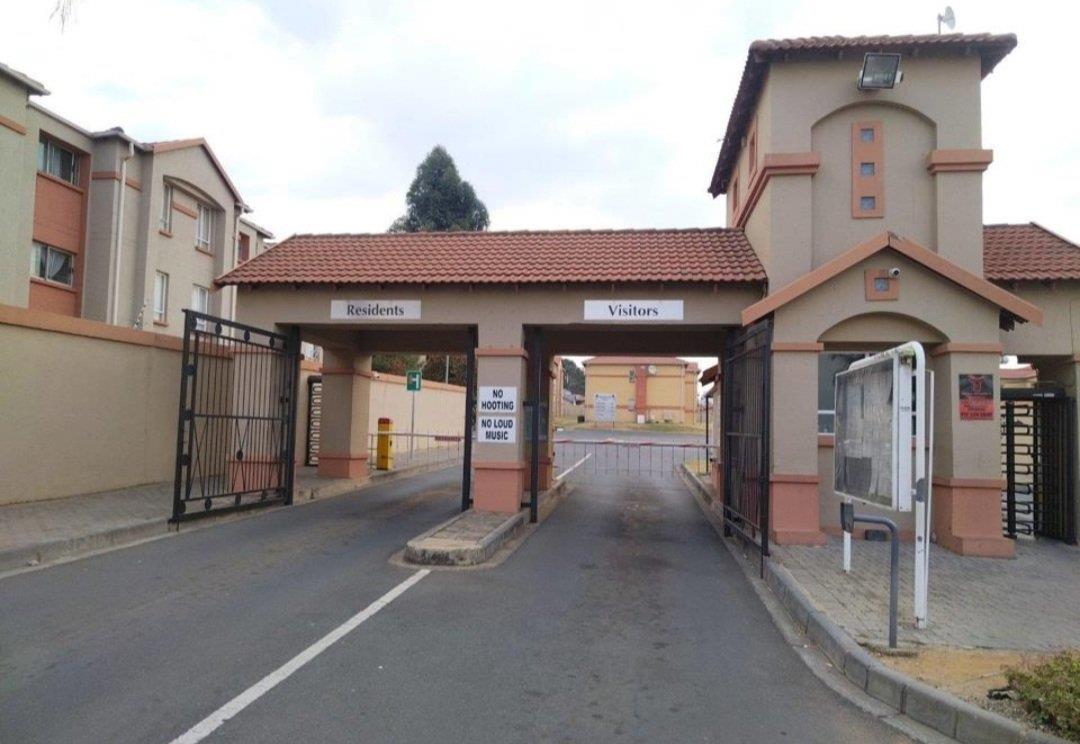 2 Bedroom Townhouse for sale in Ormonde View 1 Lockheed Road P24