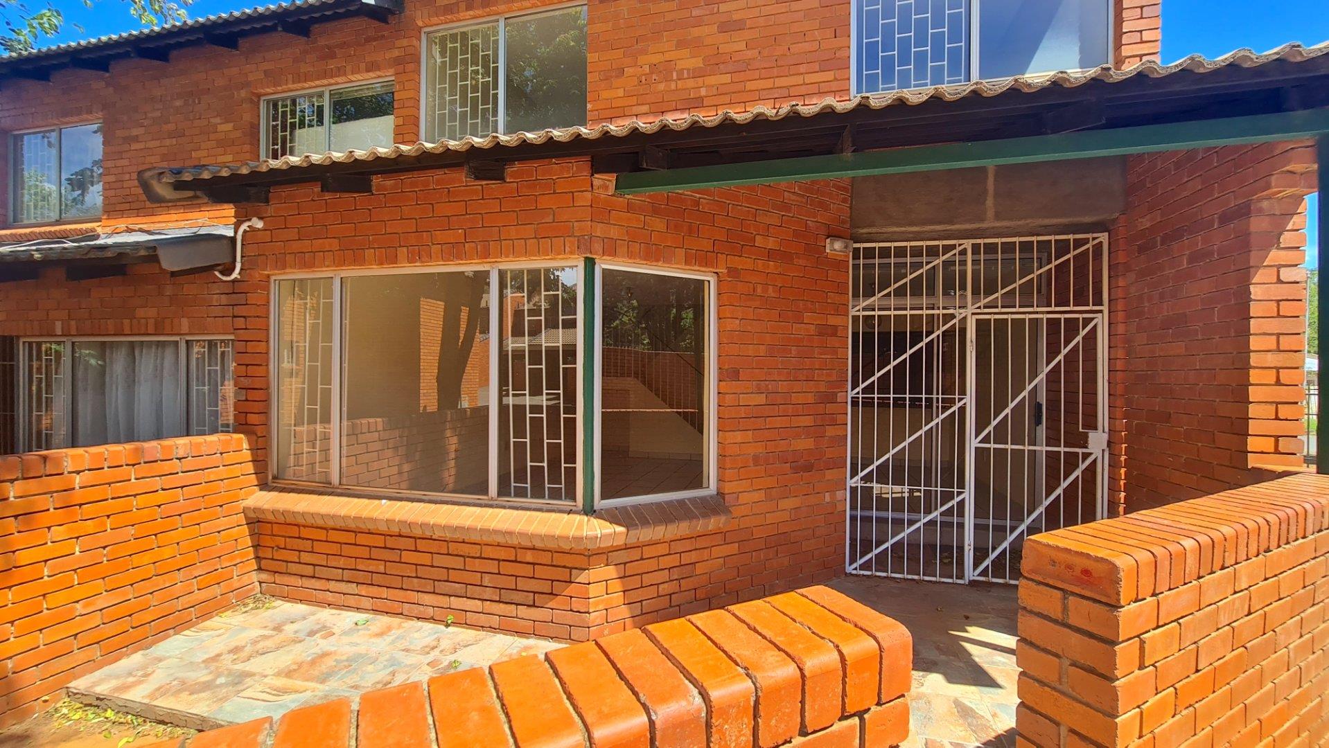 3 Bedroom Townhouse for sale in Waverley P24113860014