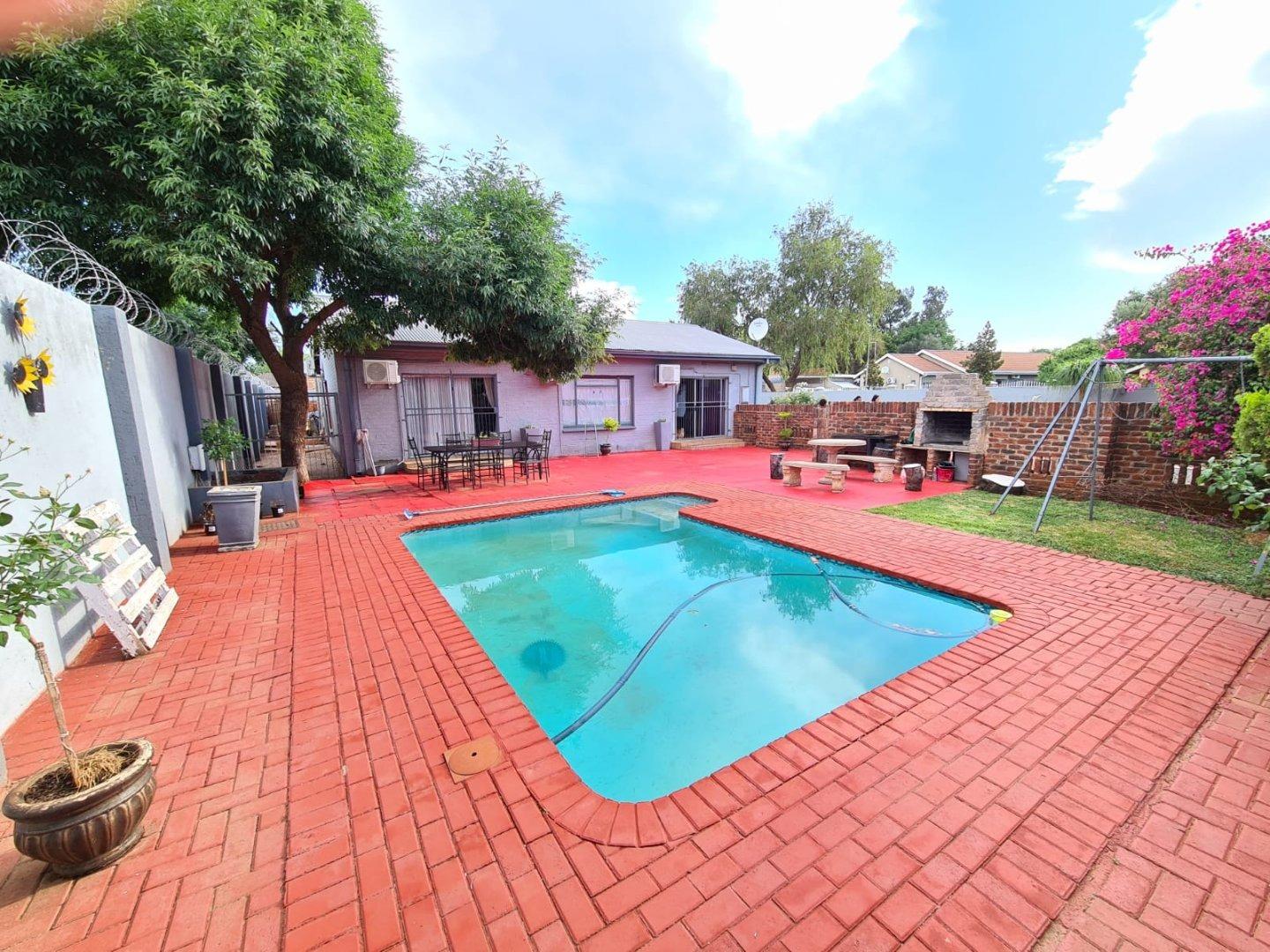 3 Bedroom House for sale in Riviera P24113862397