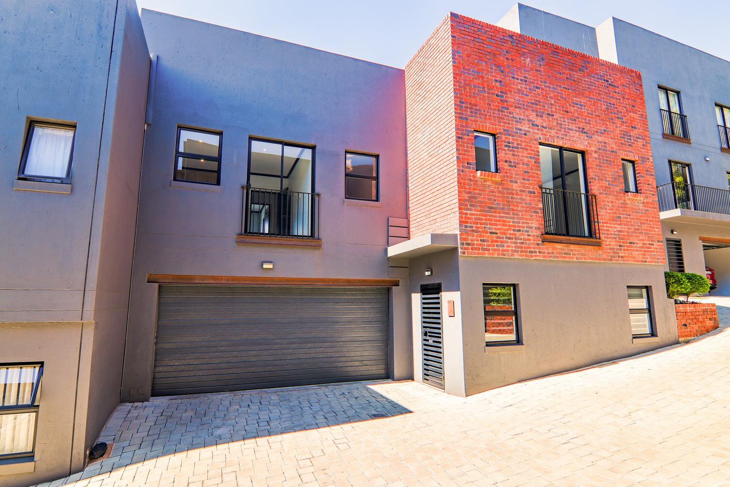 3 Bedroom Townhouse for sale in Sandown P24113864046