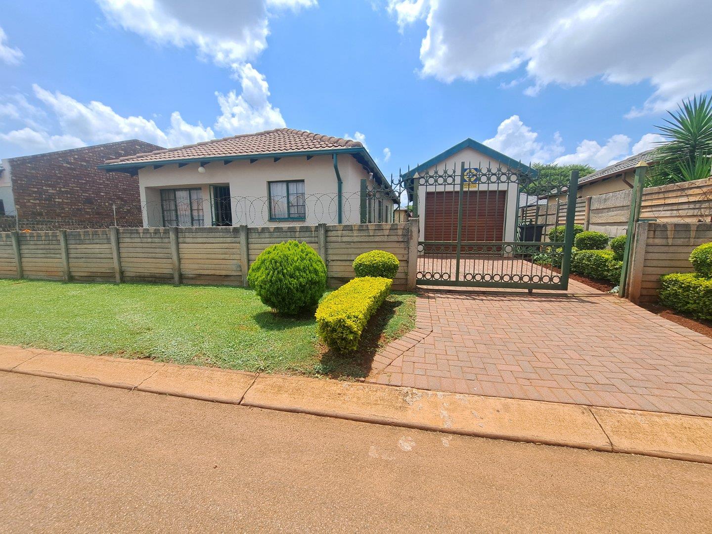 2 Bedroom House for sale in The Orchards Deetlefs Ave, The Orchards