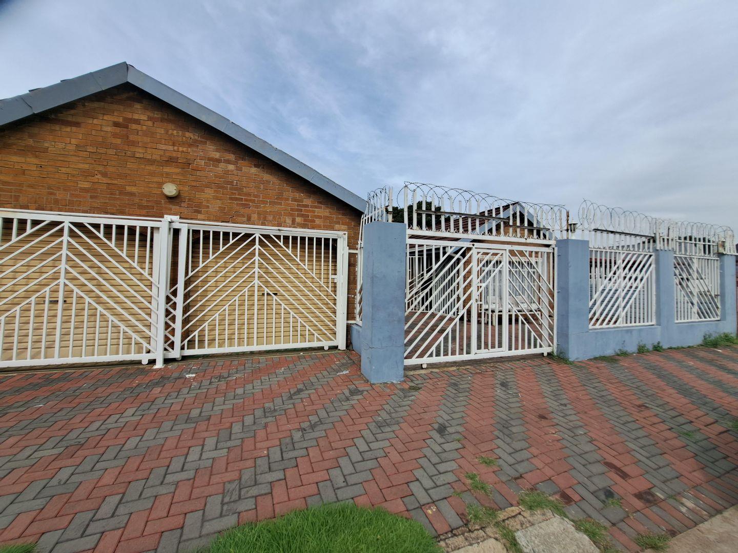 3 Bedroom House for sale in Actonville P24113865501
