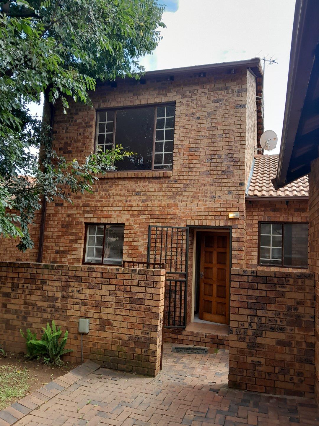 3 Bedroom Townhouse for sale in Weltevreden Park P24113865864