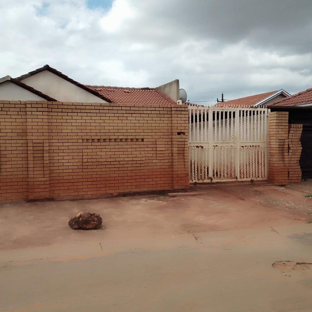 2 Bedroom House for sale in Protea Glen P24113867057