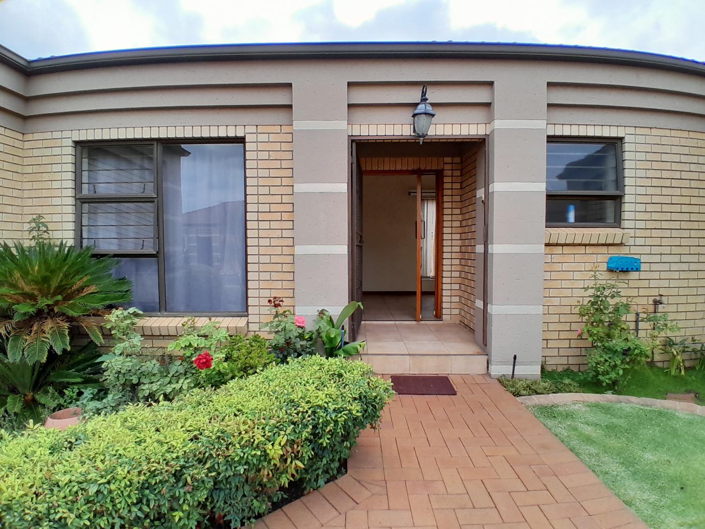 3 Bedroom Townhouse for sale in Bartlett P24113870308