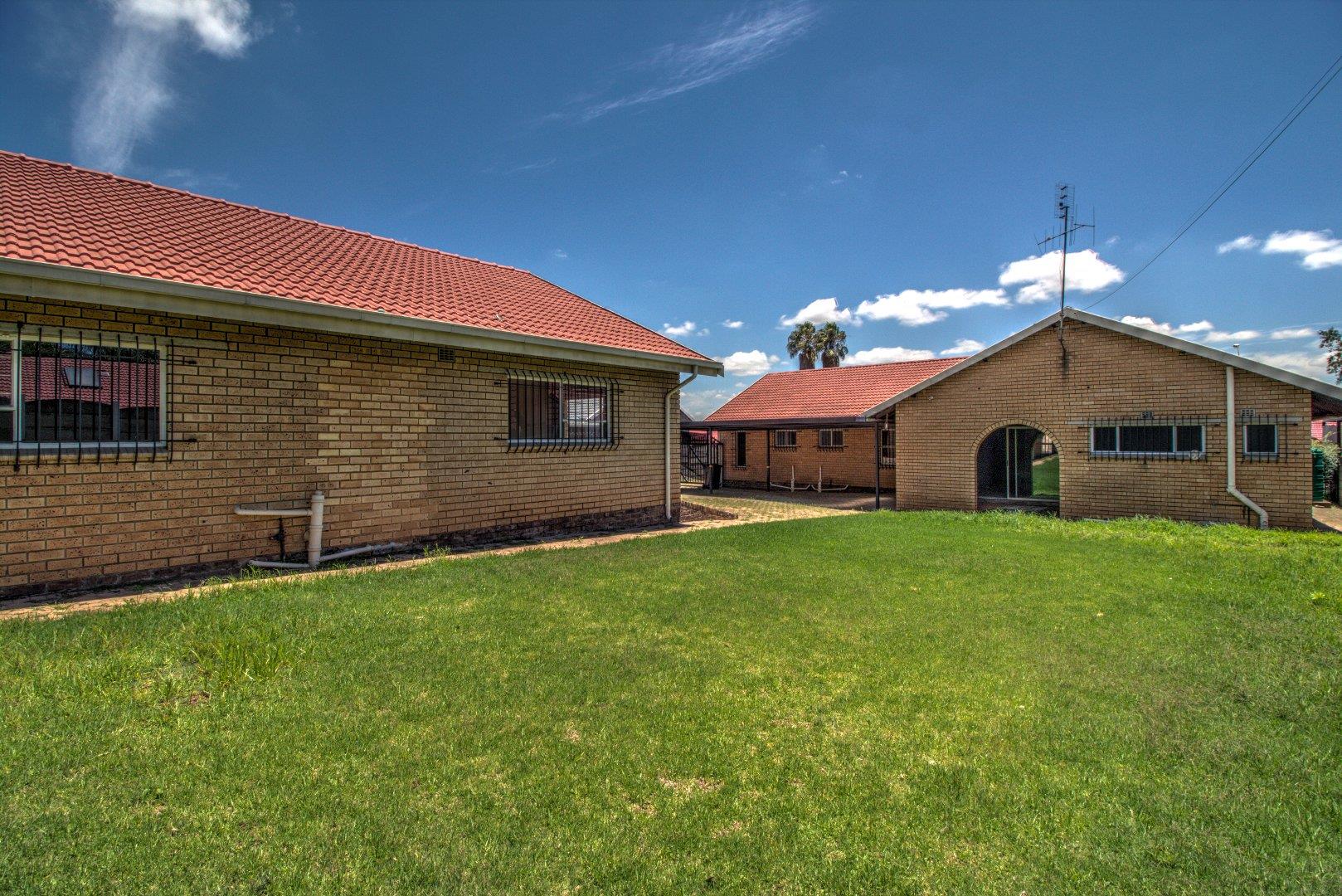 3 Bedroom House for sale in Birchleigh North 27 Douglas Street P24