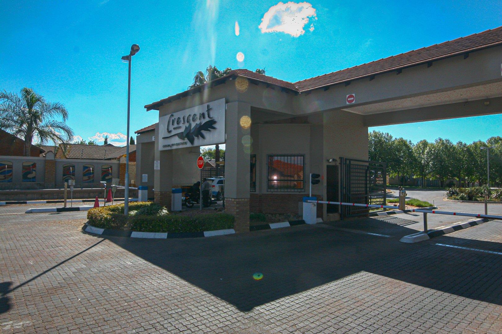 3 Bedroom House for sale in Crescent Wood Country Estate P24113873560