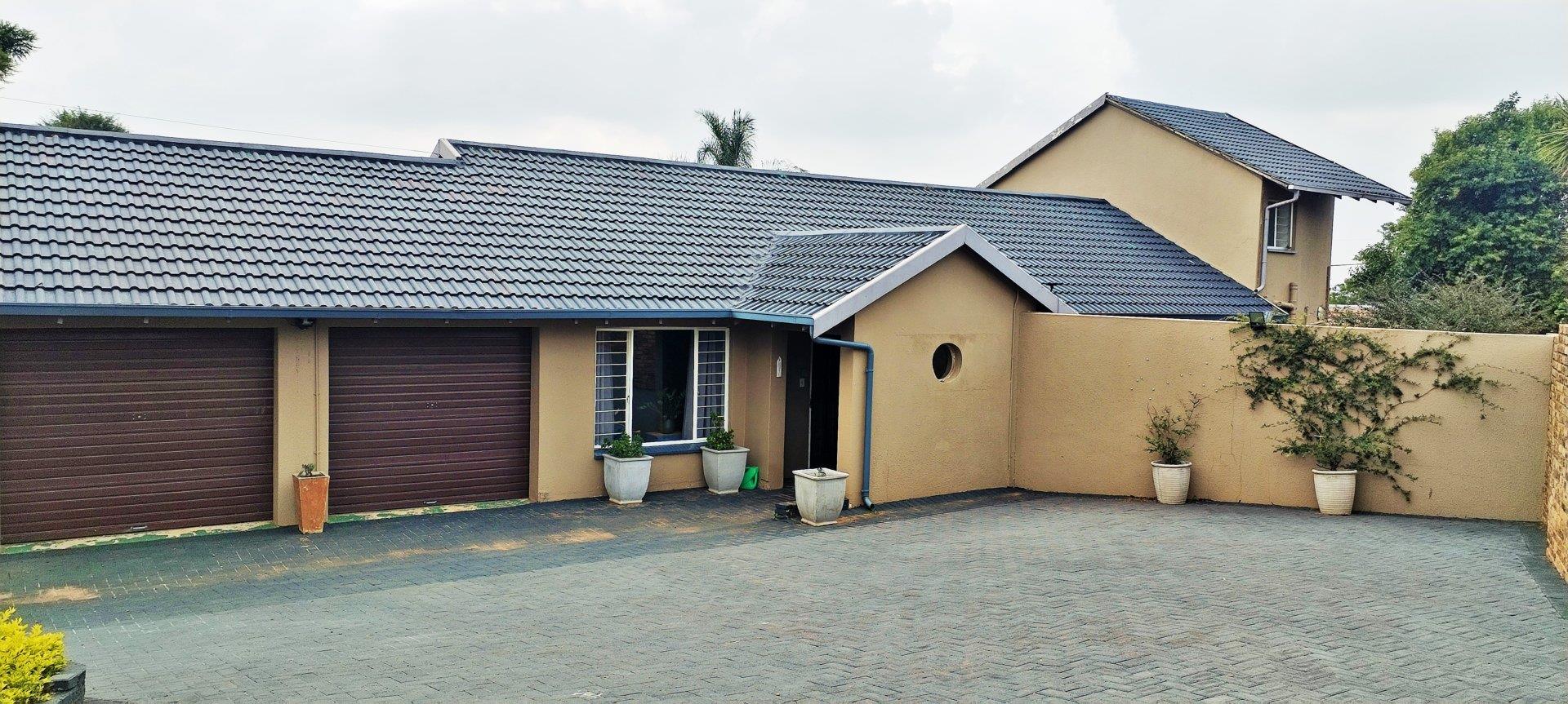 3 Bedroom House for sale in Rant En Dal 32 Volstruis Street P24