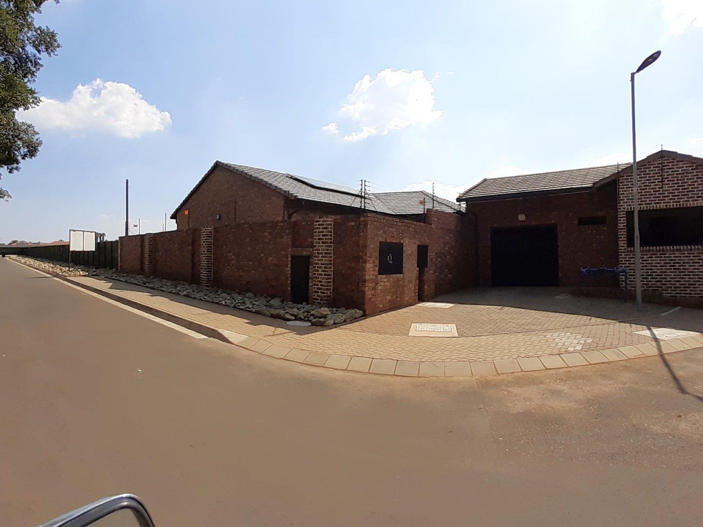 3 Bedroom Townhouse for sale in Ravenswood P24113875015