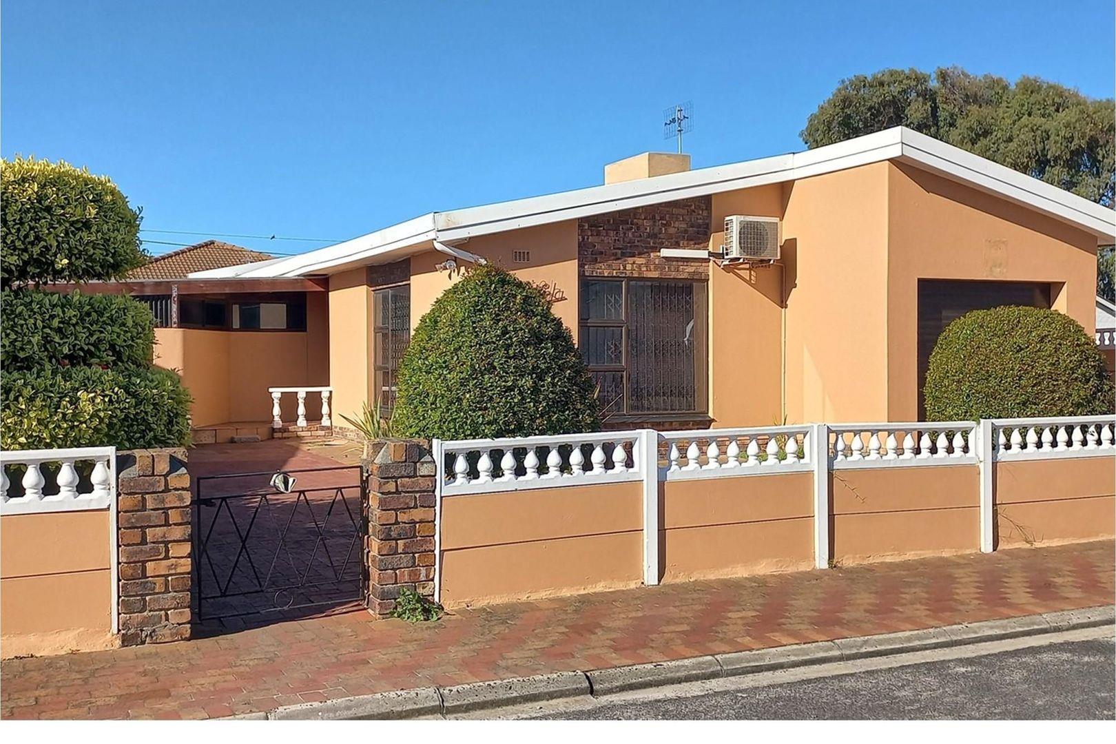 3 Bedroom House for sale in Grassy Park P24112537723