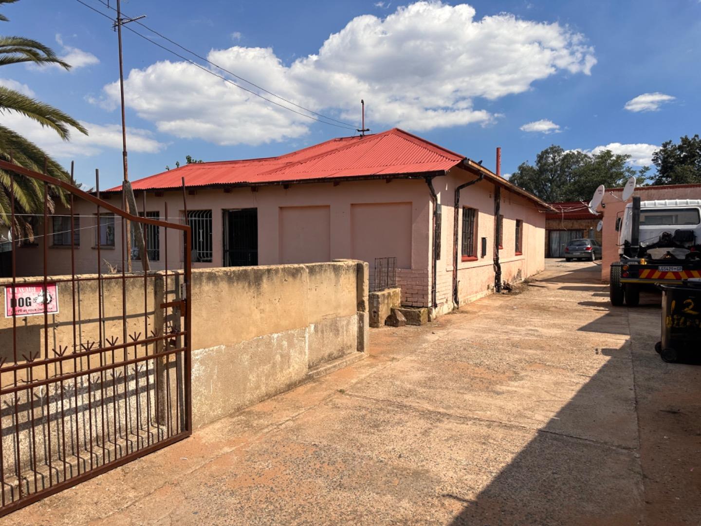 8 Bedroom House for sale in Delville P24113877002