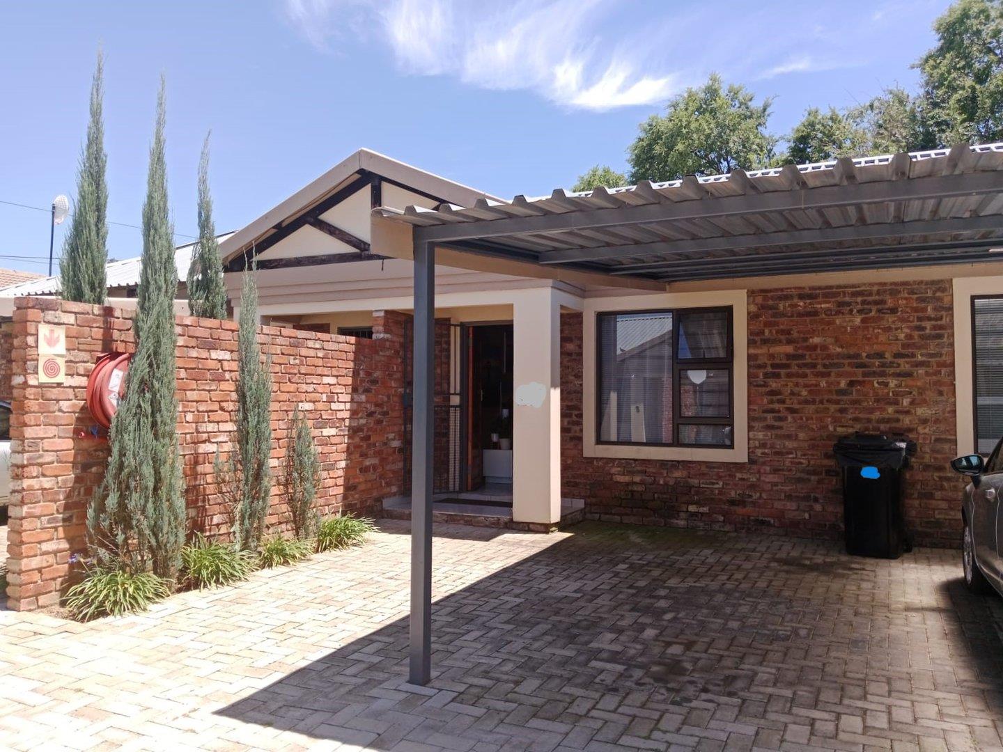 2 Bedroom Townhouse for sale in Potchefstroom Central P24113877644