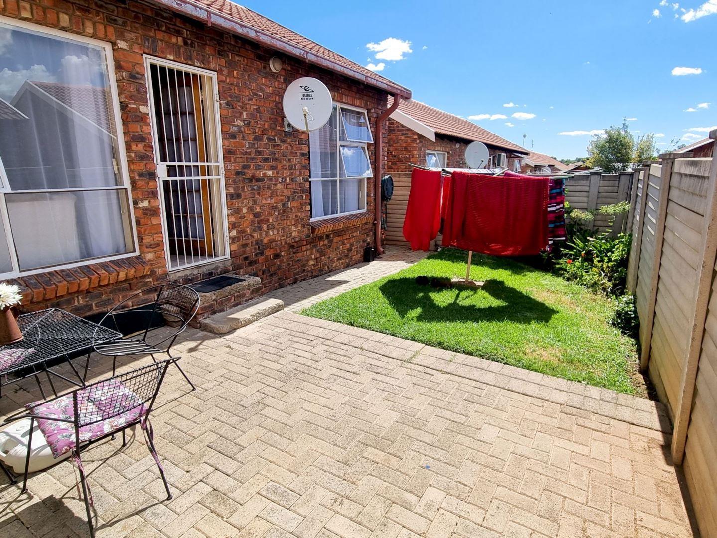 2 Bedroom Townhouse for sale in Fleurdal P24113878505