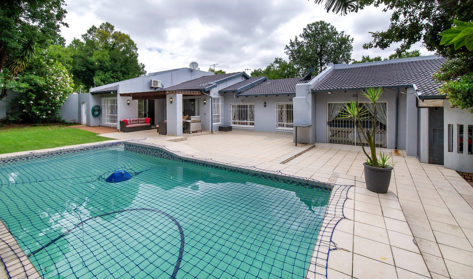 6 Bedroom House for sale in Gallo Manor P24113878871