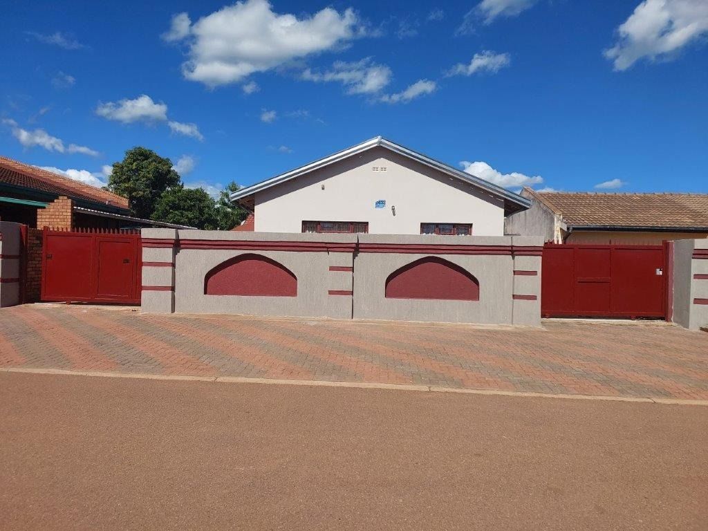 4 Bedroom House for sale in Lebowakgomo Zone B P24113879987