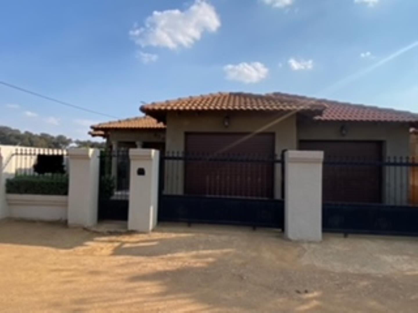 4 Bedroom House for sale in Buhle Park P24113882946