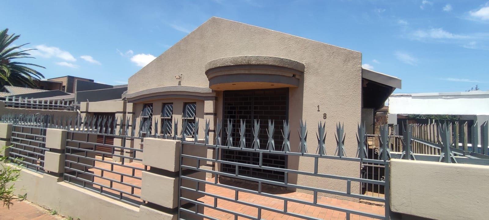 3 Bedroom House for sale in Lenasia Ext 5 P24114433792