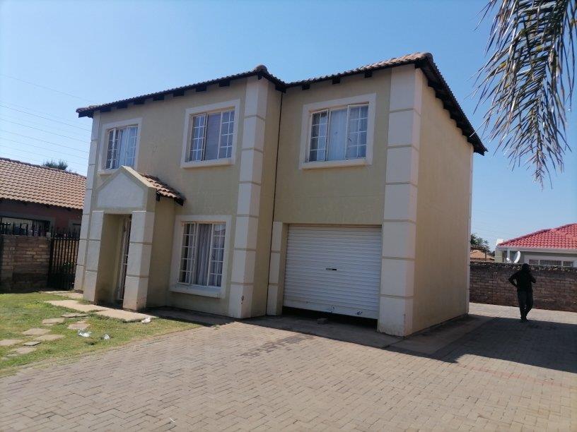 4 Bedroom House for sale in Rosslyn P24113884879