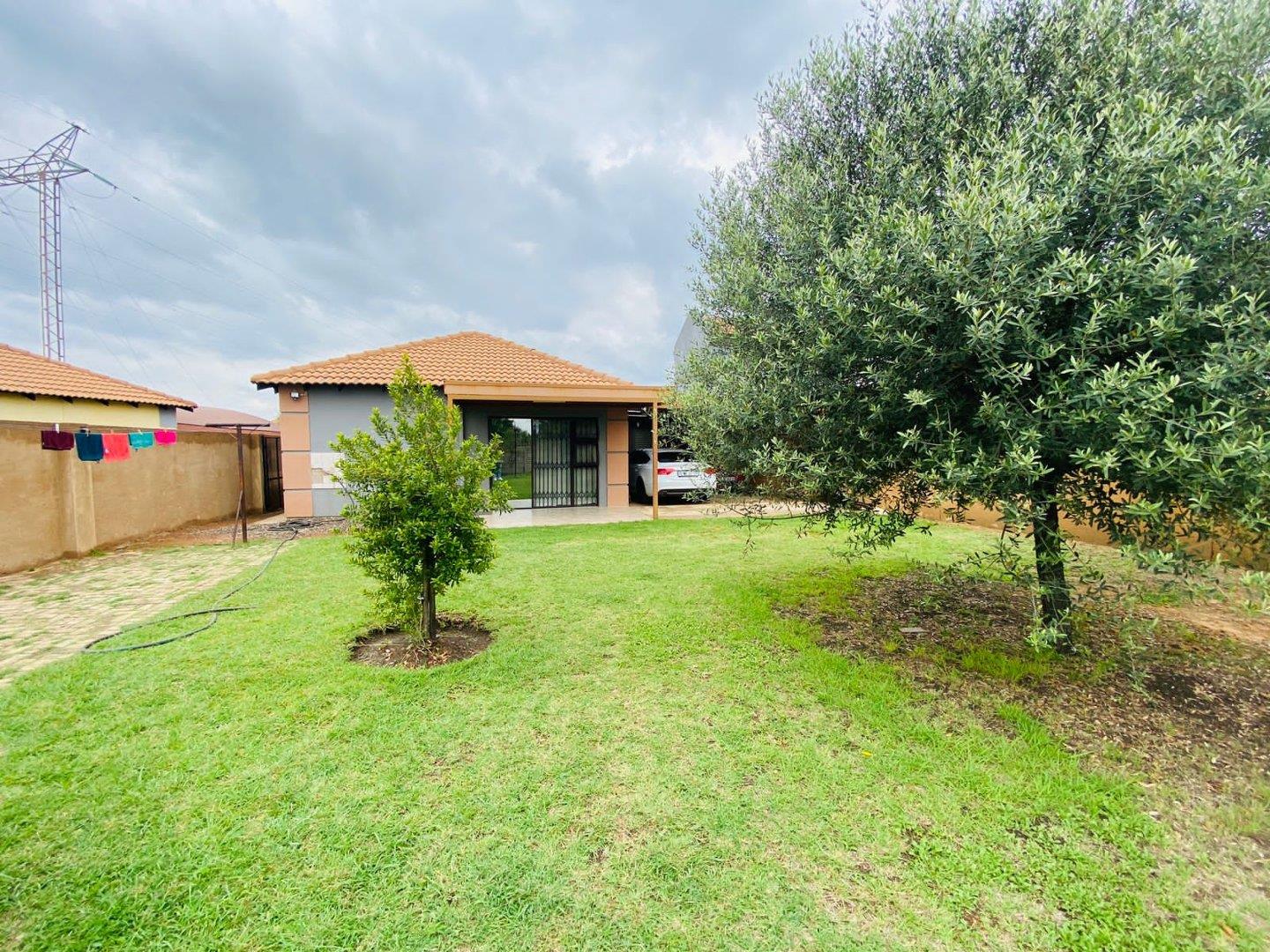 3 Bedroom House for sale in Rosslyn P24113884894