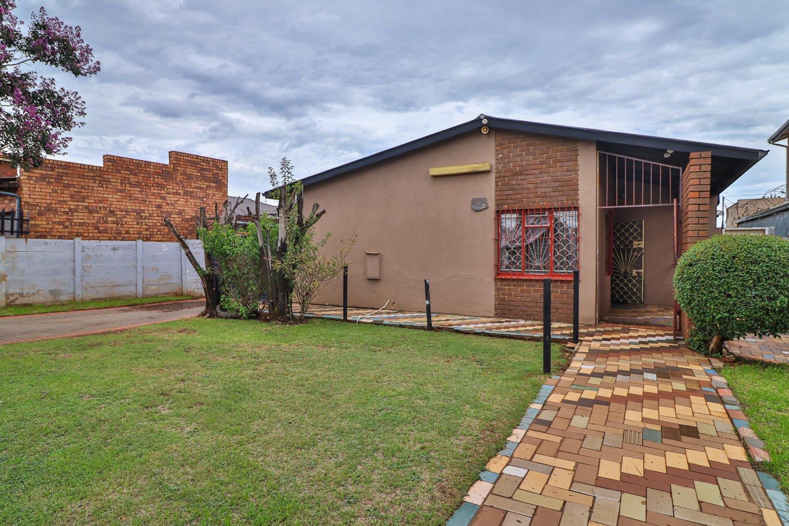 6 Bedroom House for sale in Lenasia Ext 3 149 Hydrangea Avenue P24