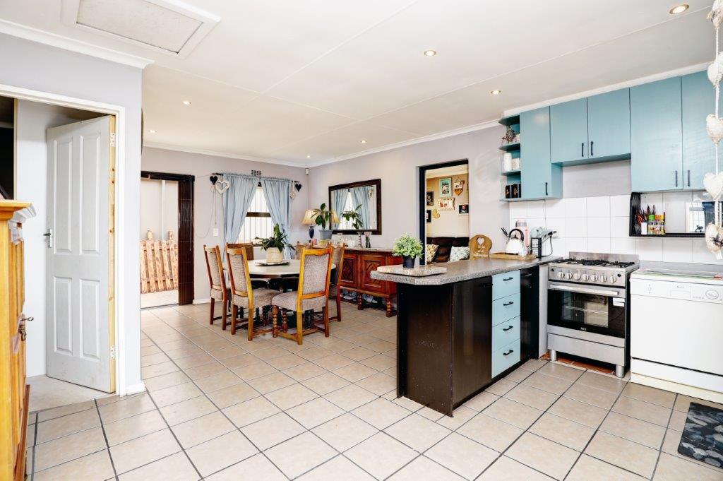 Vredekloof East Property Houses for sale in Vredekloof East