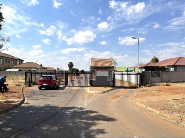 4 Bedroom House for sale in Rosslyn P24113889418