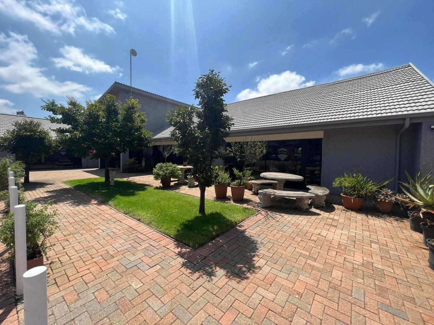 Commercial property to rent in Florida Park 464 Ontdekkers Road P24