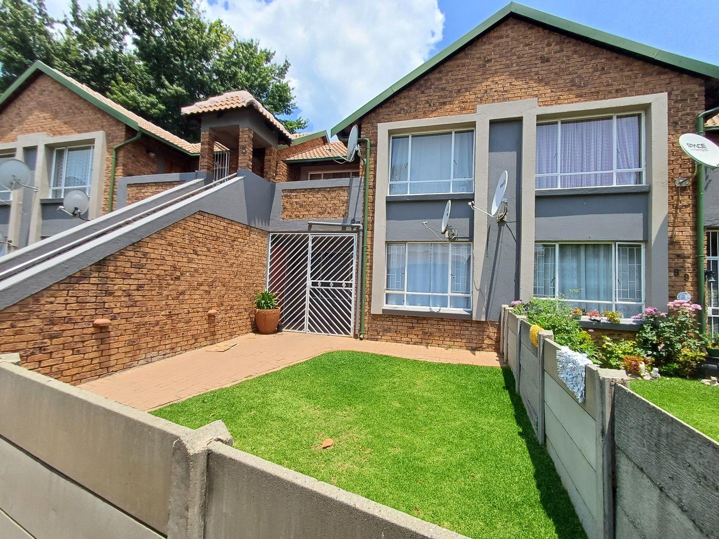 2 Bedroom Townhouse for sale in Glen Marais P24113899304