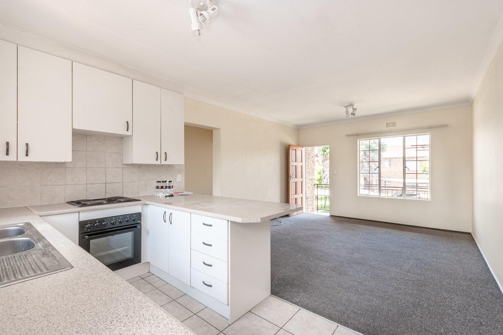 2 Bedroom Apartment / flat for sale in Strubensvallei 971 Sovereign