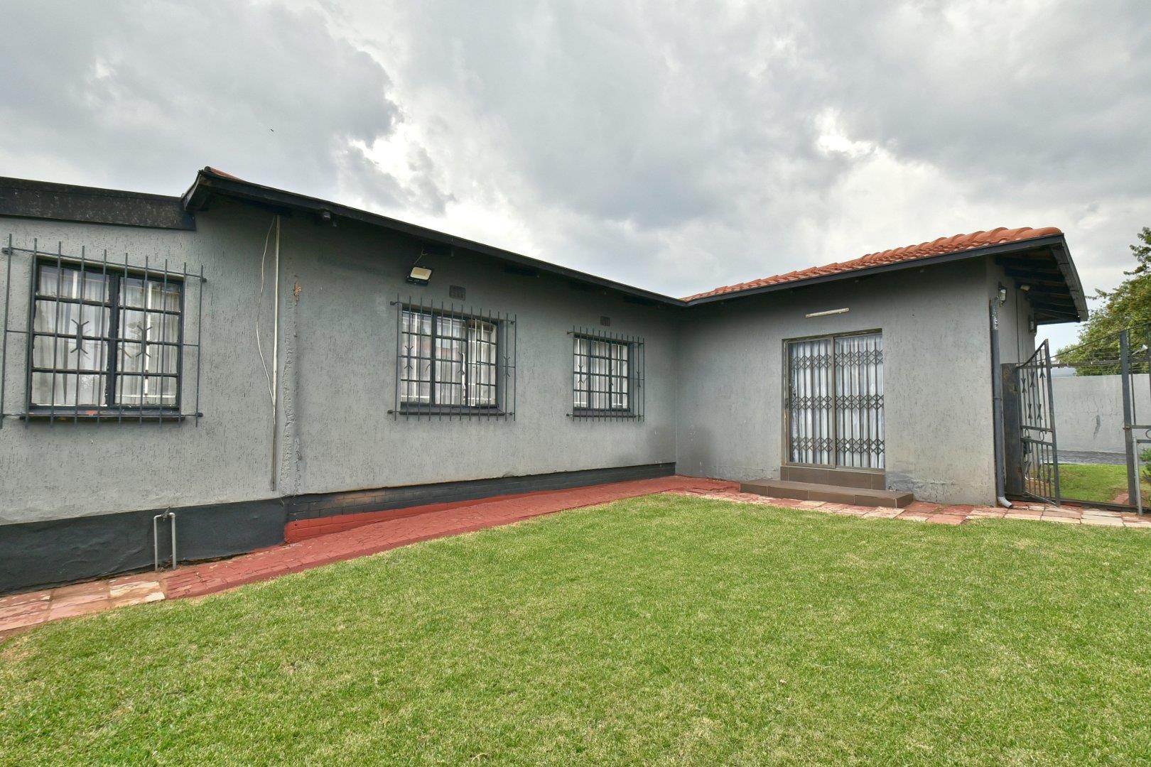 3 Bedroom House for sale in Crown Gardens P24113900519