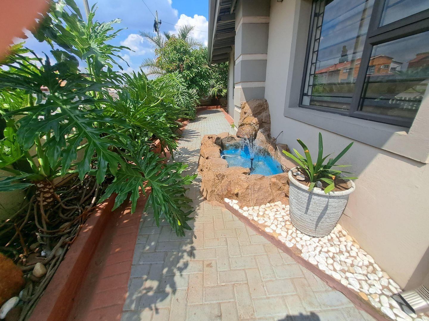 3 Bedroom House for sale in Actonville P24113900593