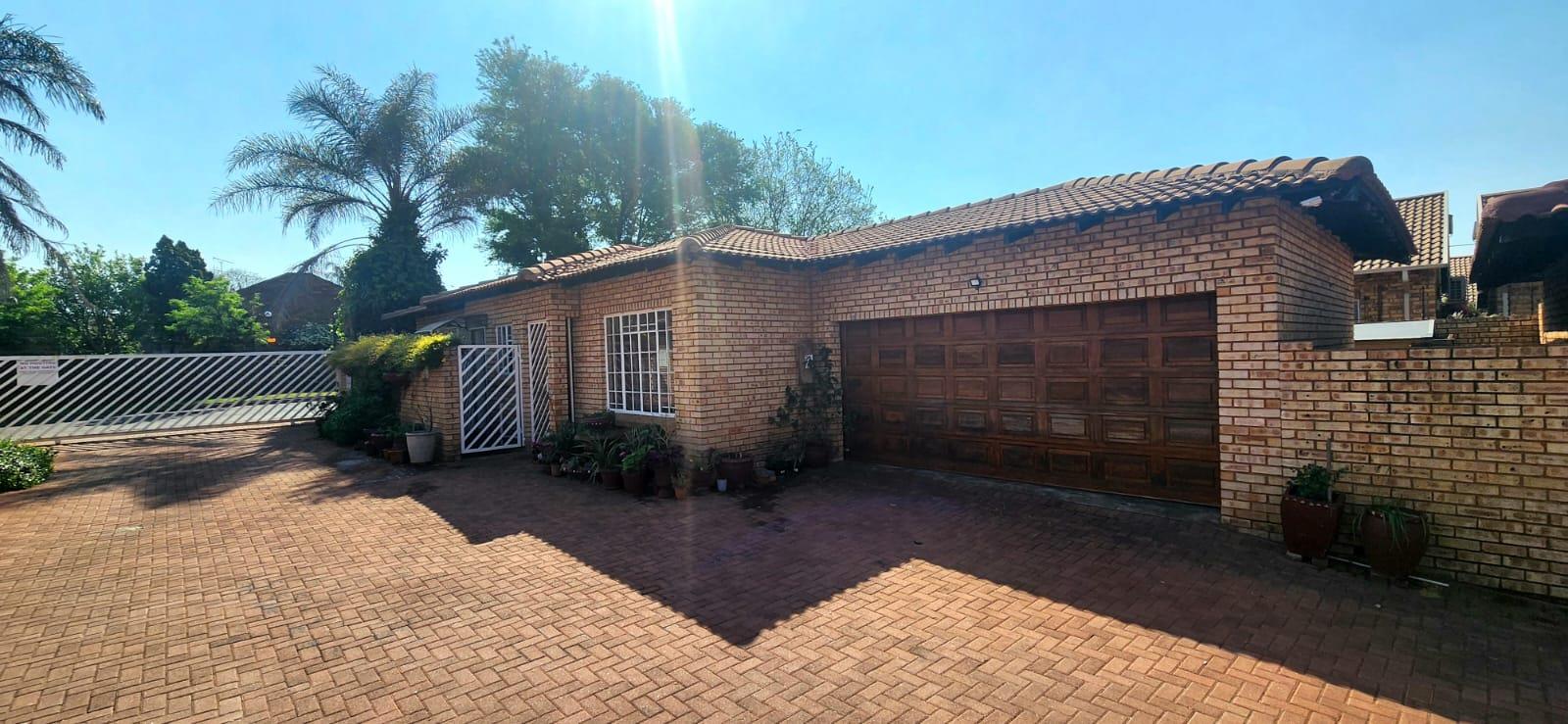 3 Bedroom House for sale in New Redruth P24113902833