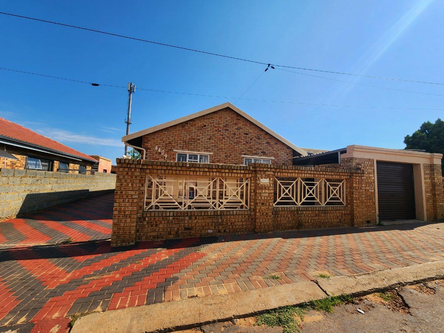 3 Bedroom House for sale in Mohlakeng 4409 Magalela Street P24