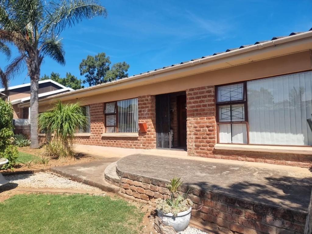 4 Bedroom House for sale in Van Riebeeck Hoogte P24113907807