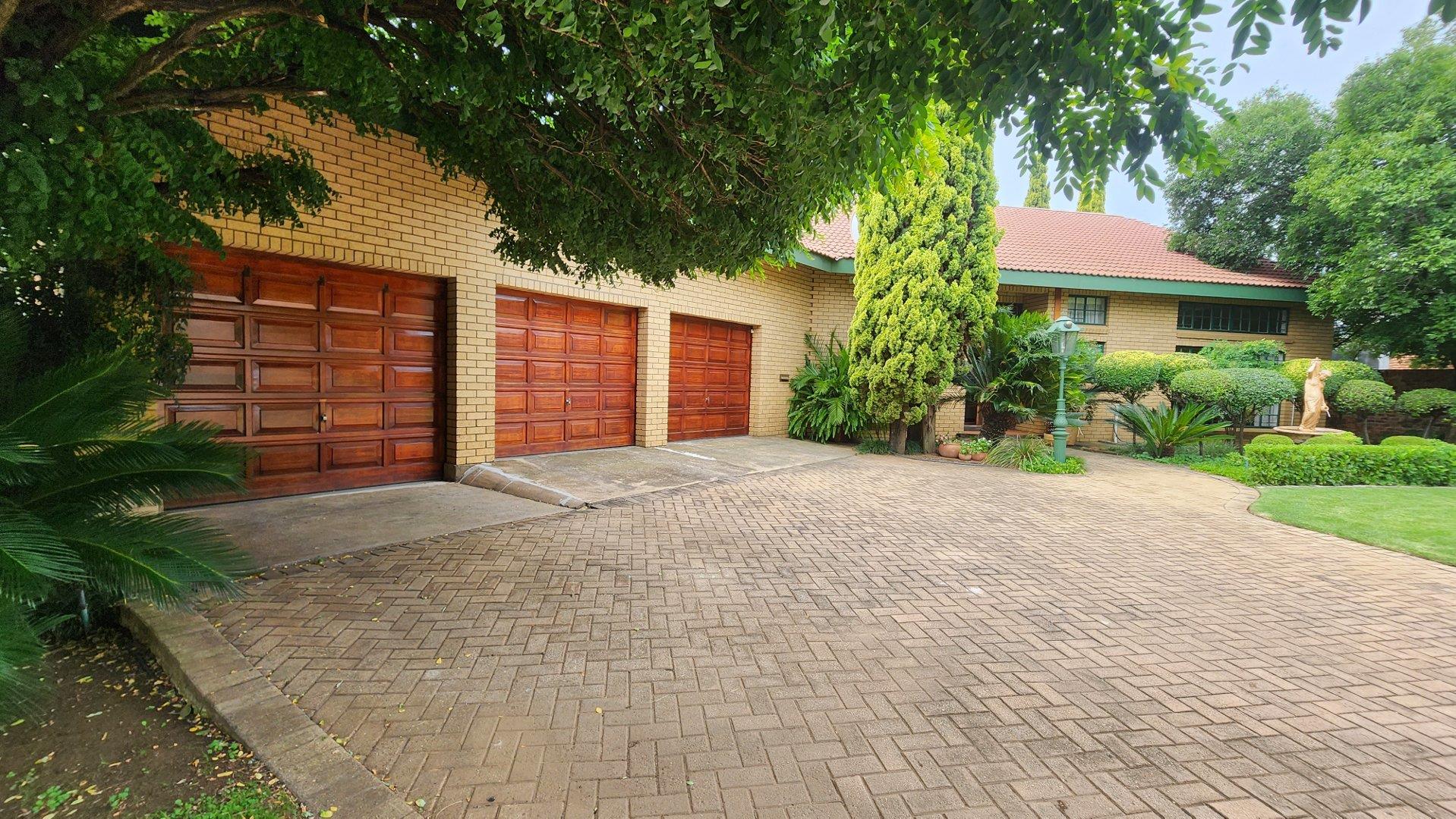 4 Bedroom House for sale in Van Der Hoff Park P24113908685