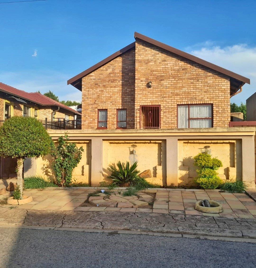 3 Bedroom House for sale in Mabopane Unit M P24113911358