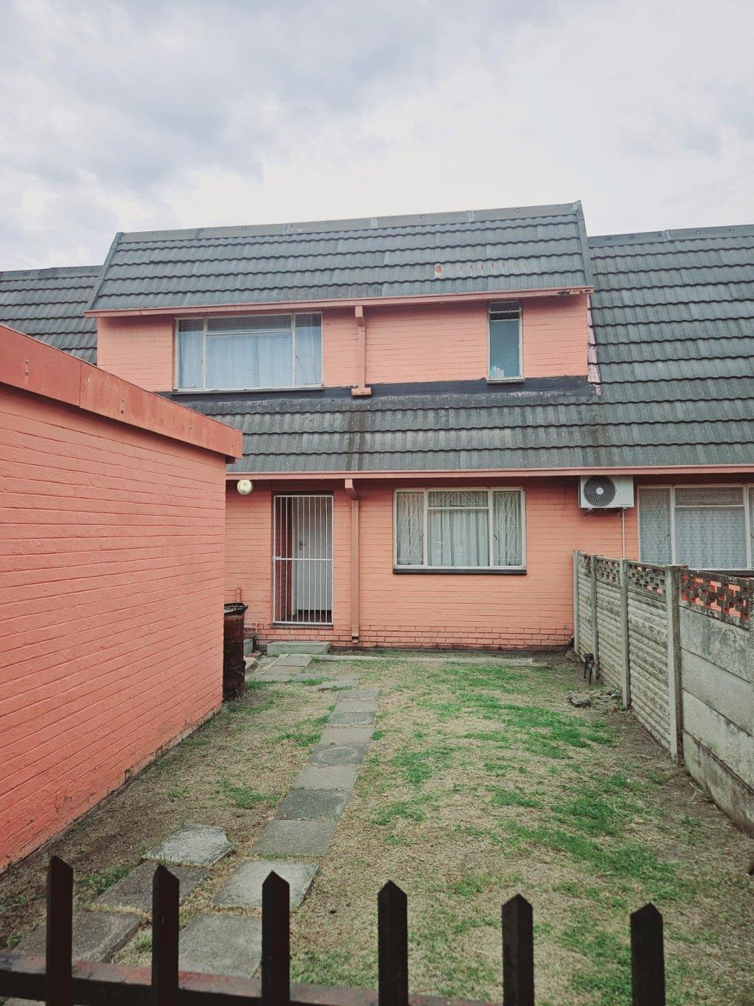 3 Bedroom Townhouse for sale in Hyde Park P24113912266