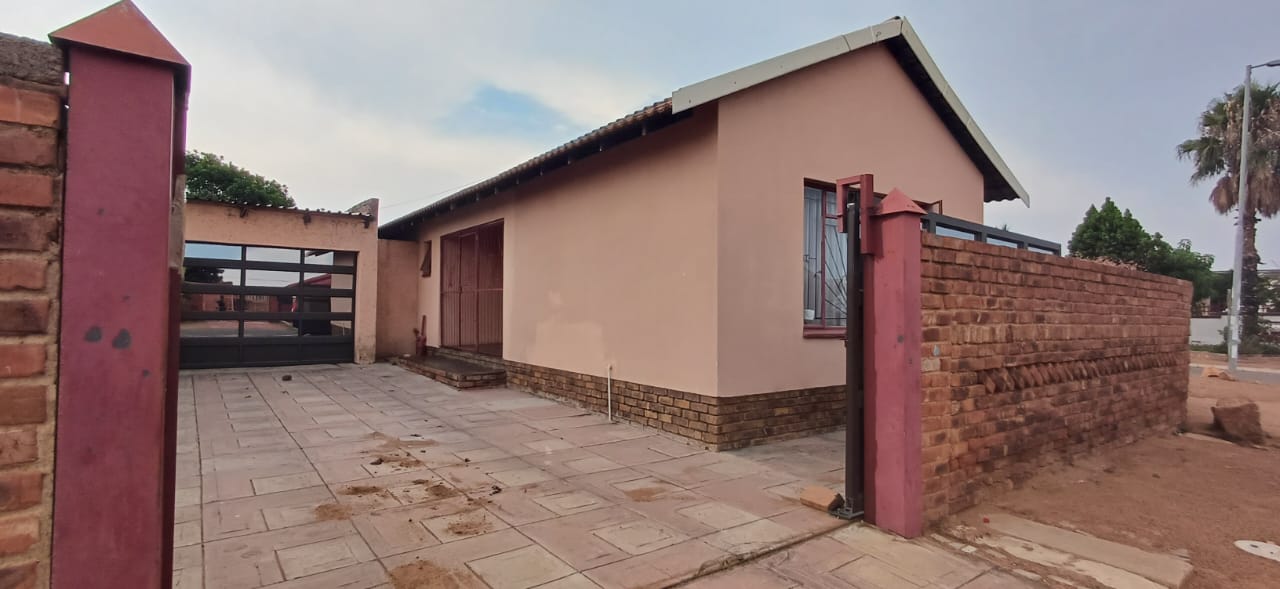 3 Bedroom House for sale in Soshanguve BB P24113912391