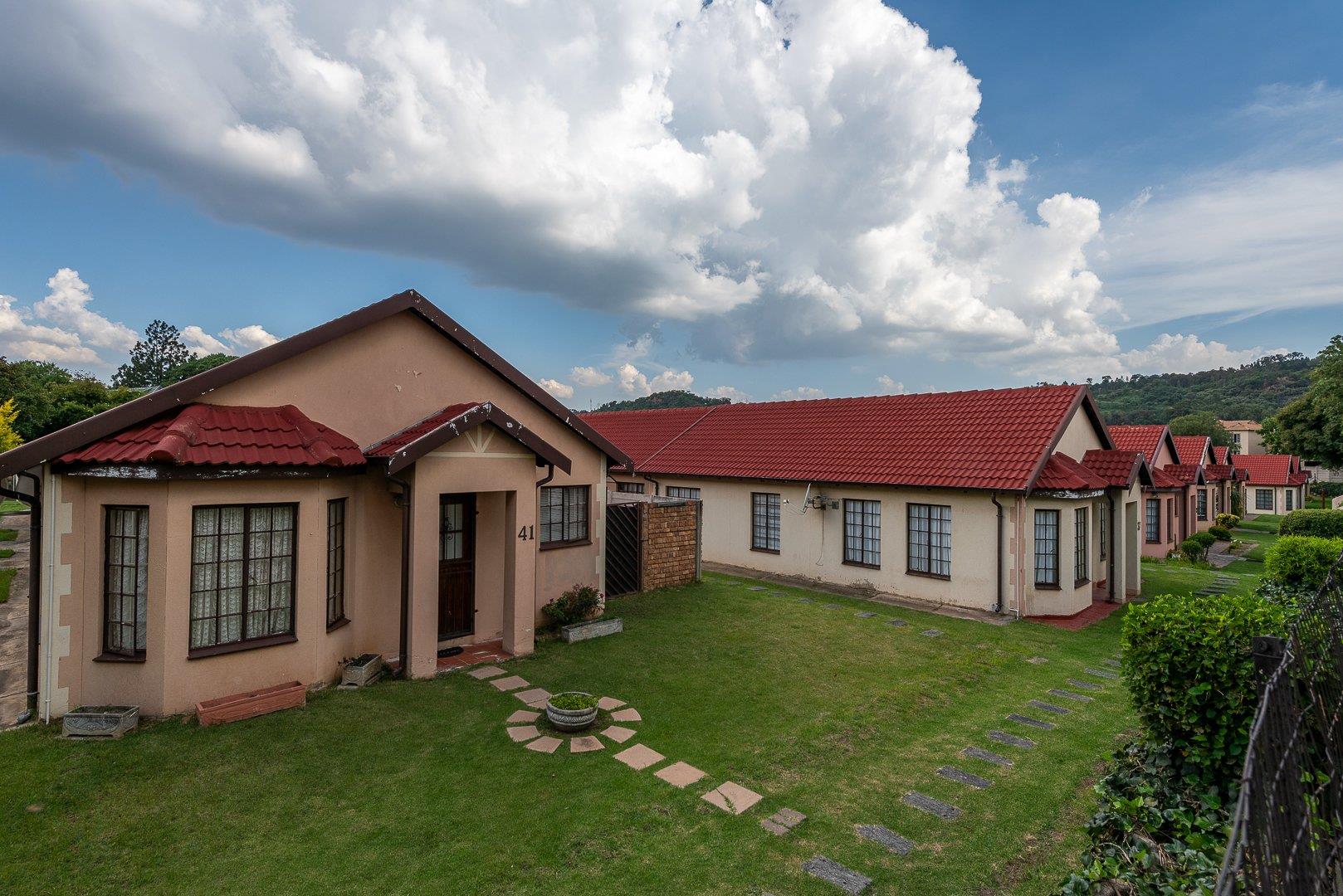 3 Bedroom Townhouse for sale in Meredale P24113913904