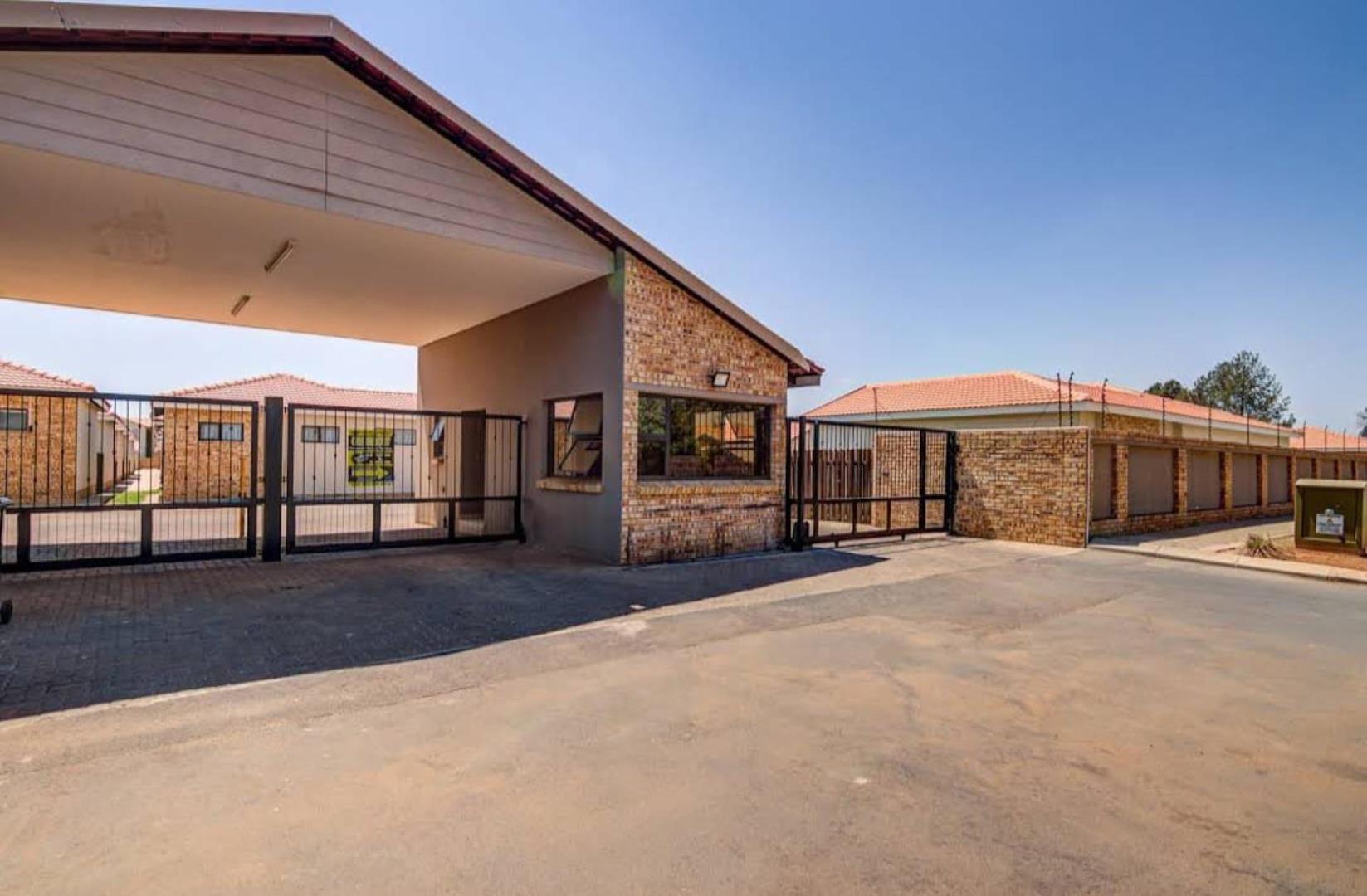 3 Bedroom Townhouse for sale in Pomona 105 Fourth Street P24113948289