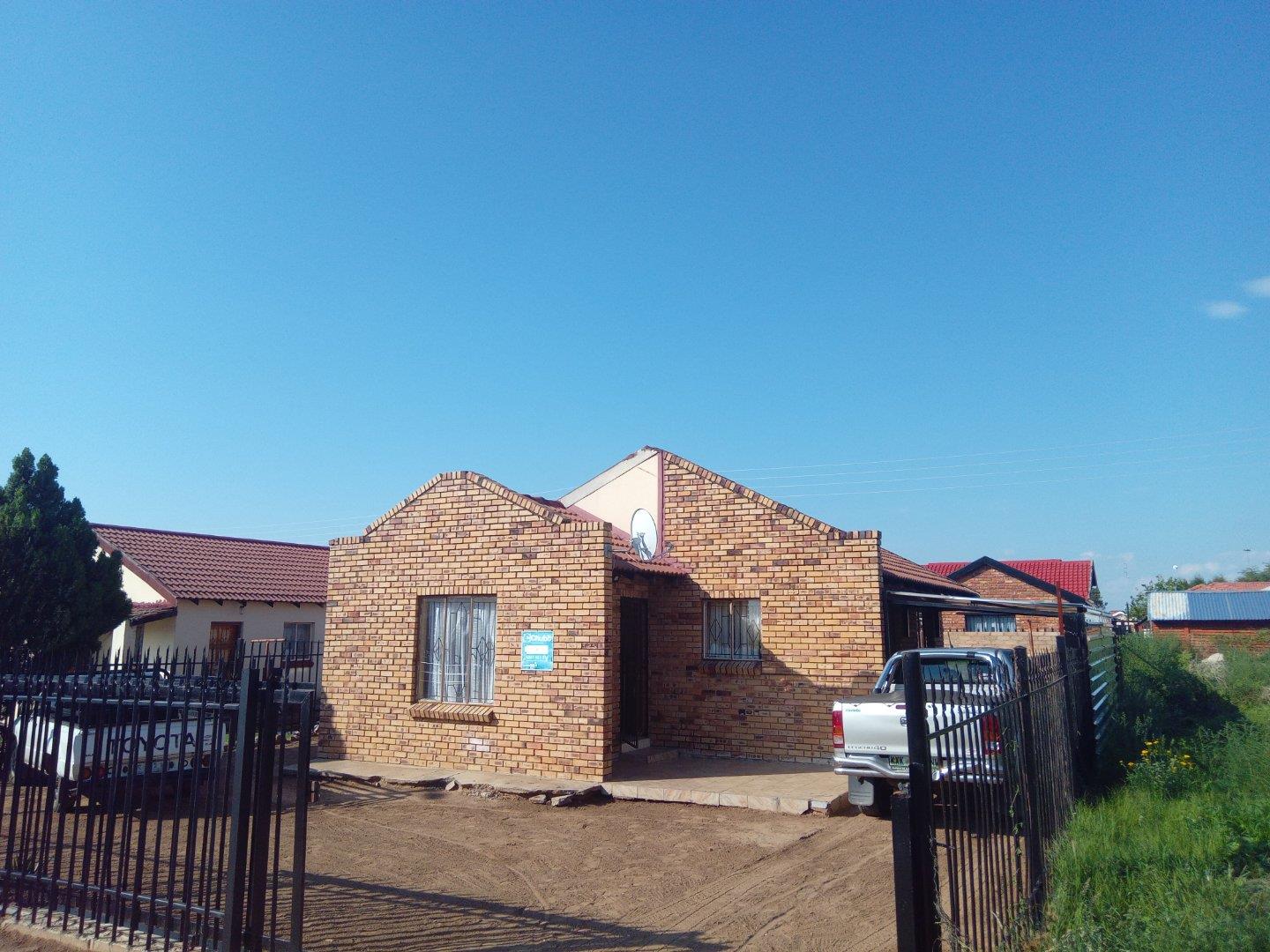 House for sale in Mmabatho Unit 13 P24113922102
