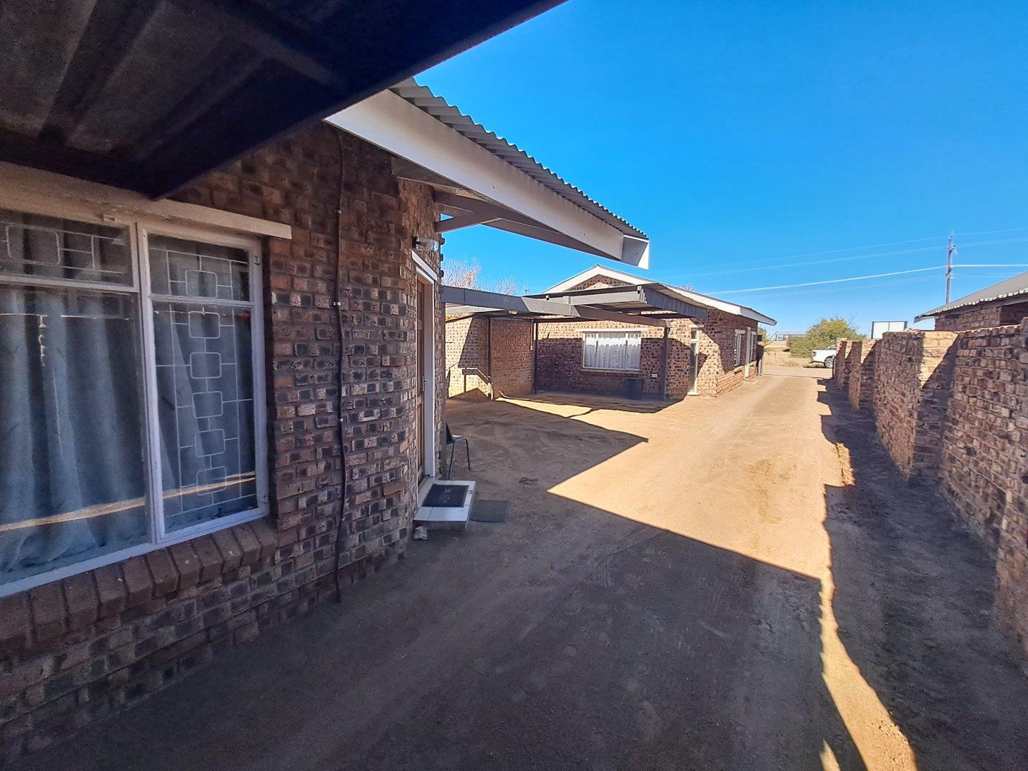 Townhouse for sale in Dealesville P24114279000