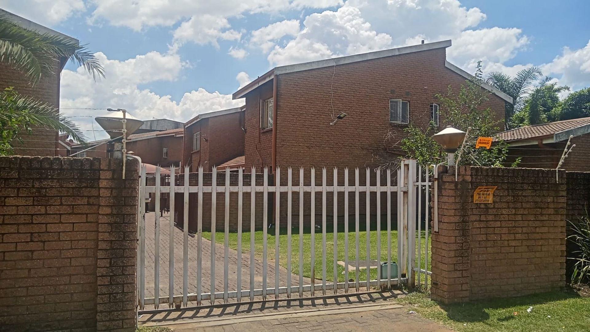 3 Bedroom Townhouse for sale in Vereeniging Central P24113924291