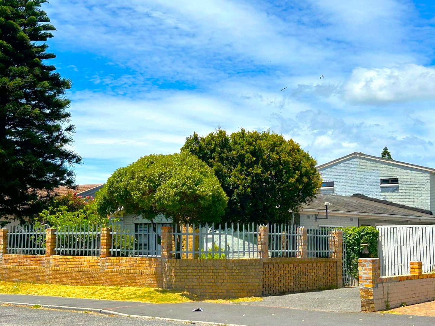 3 Bedroom House for sale in Lotus River P24113924577