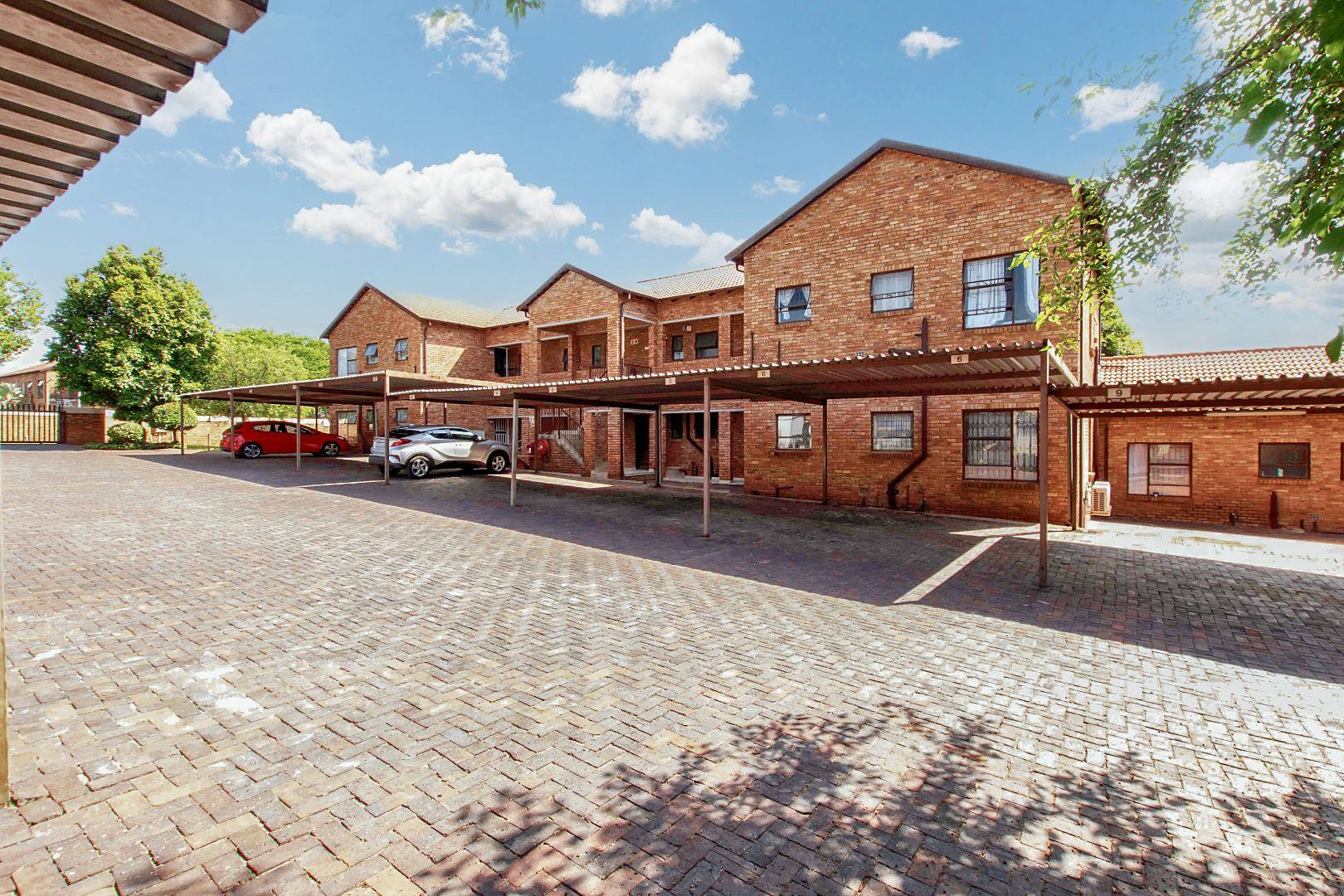 2 Bedroom Townhouse for sale in Willowbrook 7 Ss Yellowwood, 1 Van