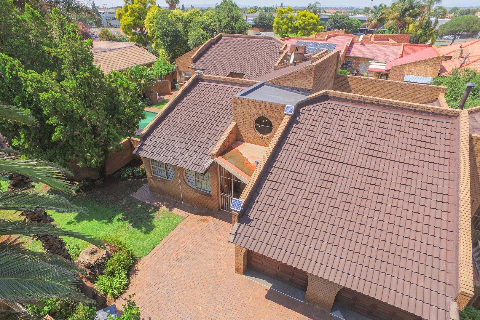 4 Bedroom House for sale in Sunward Park P24113920377