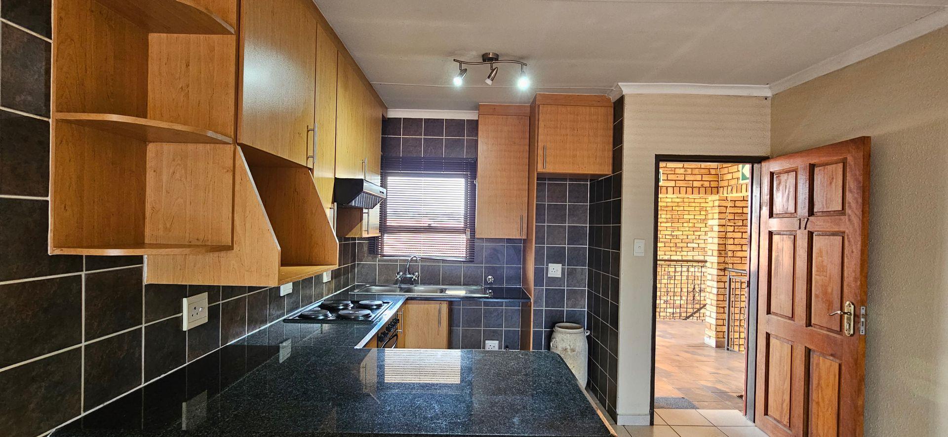 2 Bedroom Townhouse for sale in New Redruth P24113932027