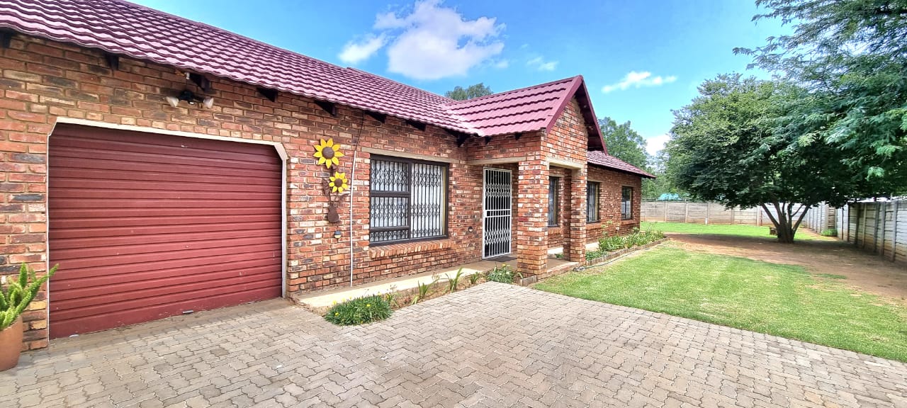 3 Bedroom House for sale in Lichtenburg P24113932555